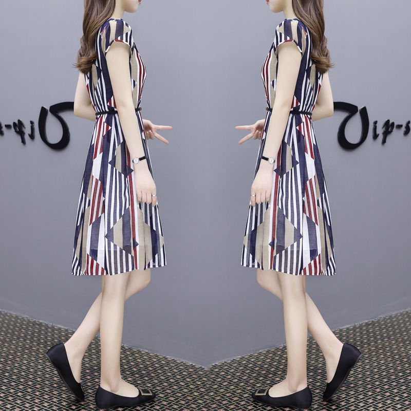 新出一种美，令男神人挪不开眼，妩媚娇艳齐一身，简直美的太疯狂