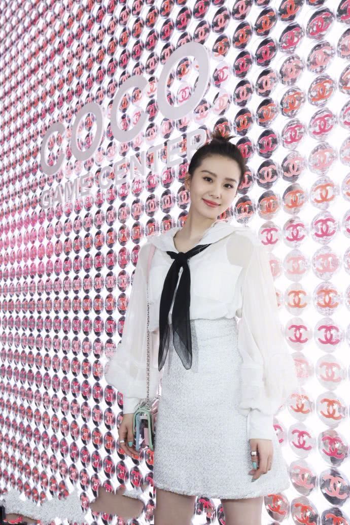 刘诗诗粉T配皮裙，暴露一双惊艳美腿，不想却被“塑料帽”给抢镜