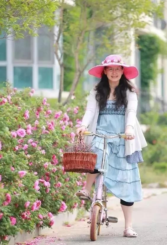  小院：不争朝夕，只闻花香，她花费12年缔造了一座繁花小院