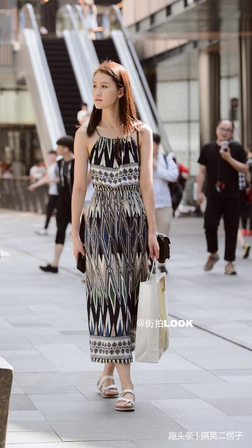 路人街拍：小姐姐一身花色连衣裙俏皮性感，像仙女一样可爱