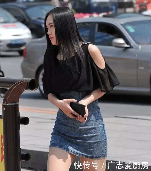#百看不厌#街拍穿牛仔裙的女子,亭亭玉立的优美身材,让人百看不厌