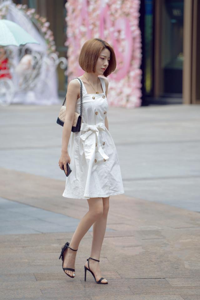 美女街拍：独特娇美非凡气质，让人心动不已！