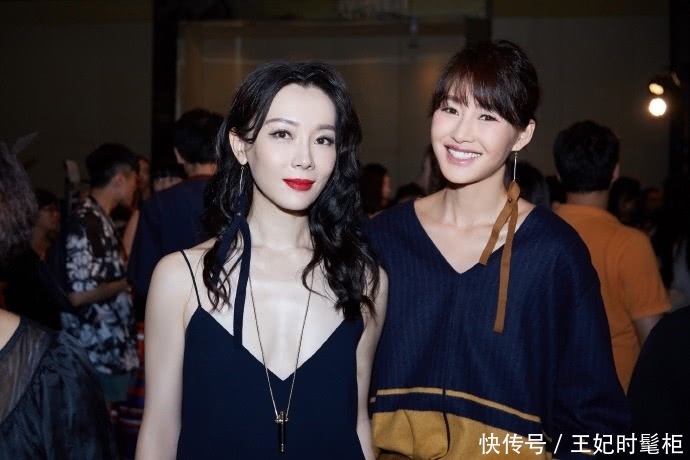 42岁陈数现身机场，穿了条别人不敢穿的半身裙，网友：更像20岁！