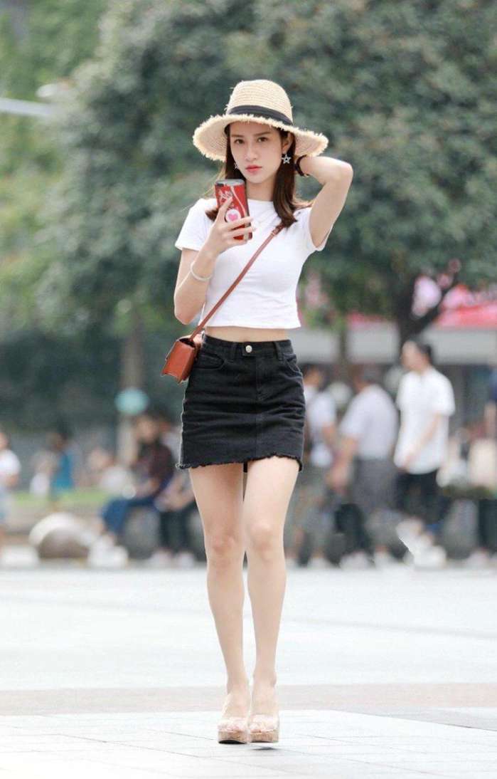 街拍：高挑个性干练的小姐姐，穿着看起来衬托的魅力更加加分！