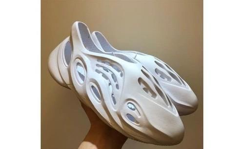 #阿迪达斯#阿迪达斯的Yeezy“洞洞鞋”,就是一双凉鞋,有何特殊之处?