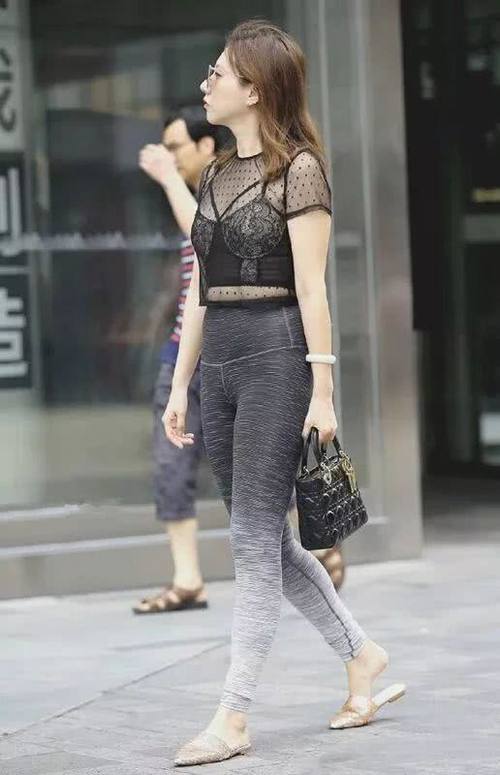 透色薄纱搭配黑灰渐变色紧身裤,性感撩人端庄大气