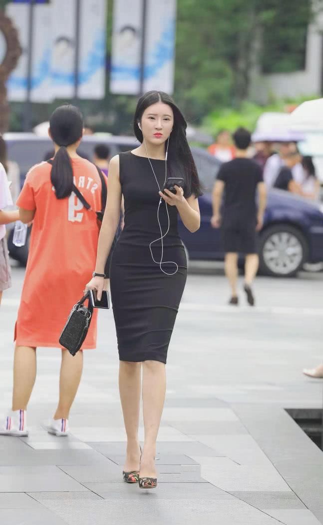 街拍:小姐姐紧身裙穿出微胖身形，非常中国风的款式，很优雅淑女