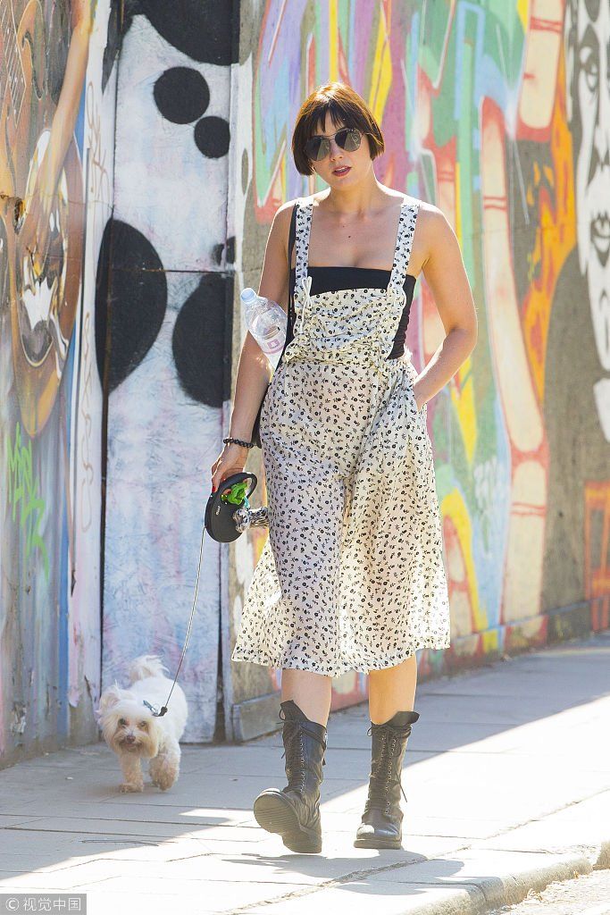 少女壮士！黛西罗易腋下夹矿泉水出街遛狗  “围裙风”背带裙展甜
