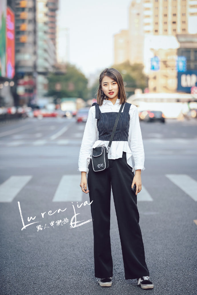 街拍成都:夏日清凉的穿搭，给人一种清新脱俗的美!