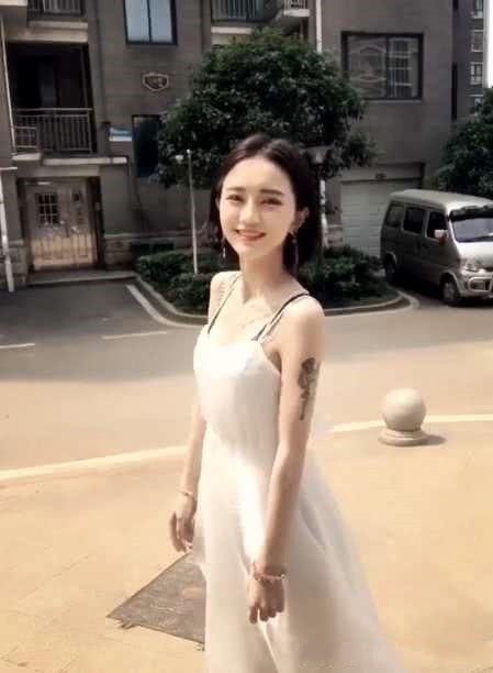 街拍：百看不厌知性的小姐姐，俊美迷人看着年轻！