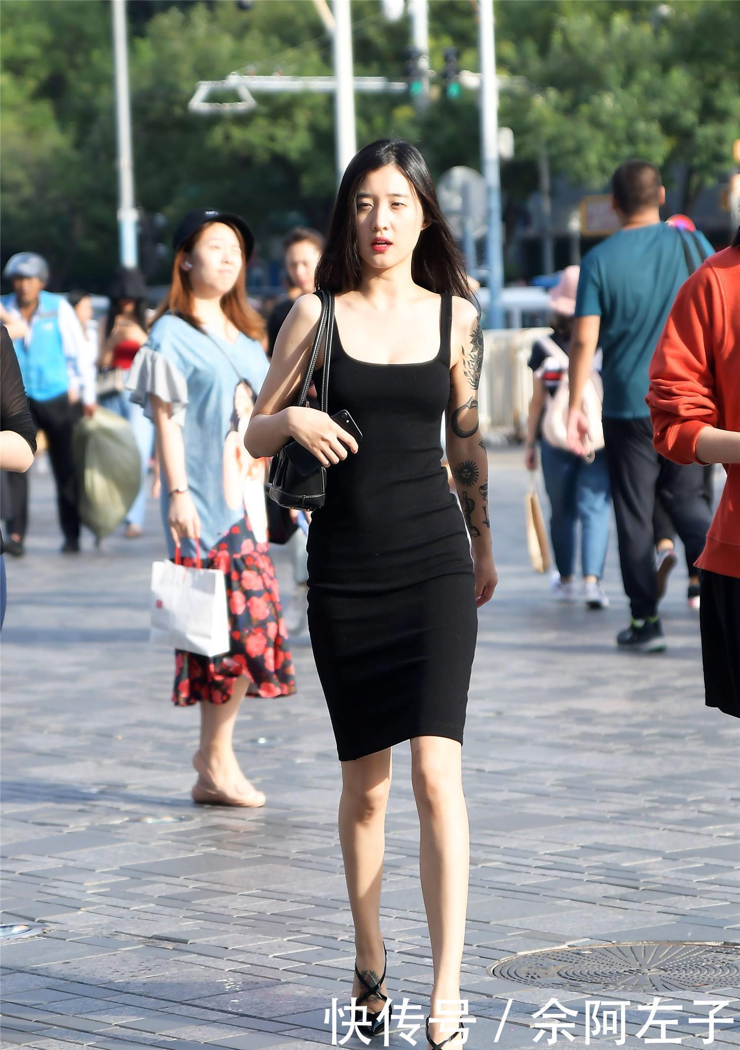 #吊带#藕荷色的吊带修身长裙,用一个黑色腰封,非常漂亮