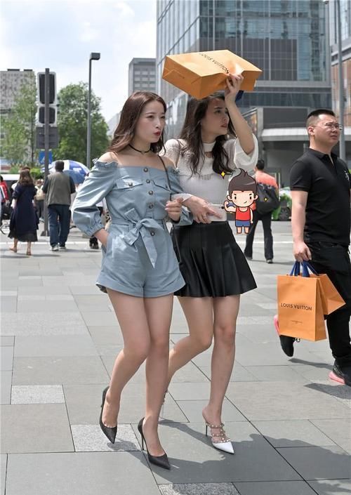  『闺蜜』街拍：美腿闺蜜手挽手逛街，真是一道美丽的风景线