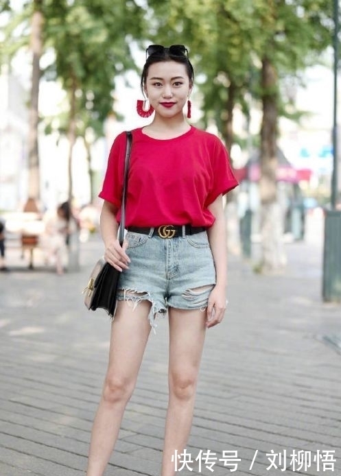 #身穿#街拍:长腿又细又直的美女,身穿黑色超短裤,美的轻松抢眼