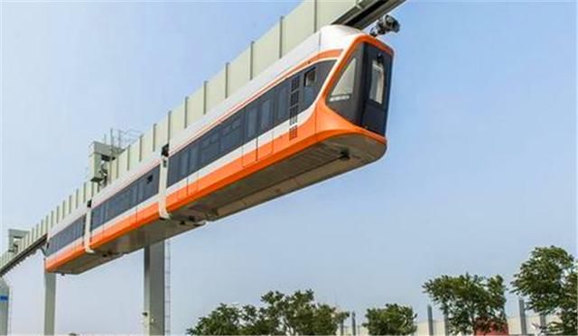 中国首列空中列车试运营！列车开跑后，很多人表示坐车有压力！