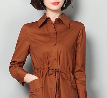 今年流行的薄风衣，一款比一款洋气百搭，50岁妈妈穿上美爆了