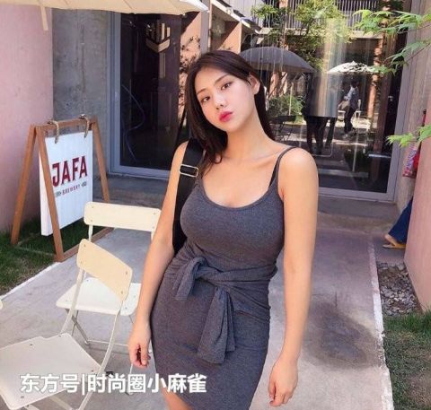  时尚|街拍：搭配连衣裙的小姐姐，曲线曼妙，美不胜收！