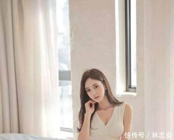 开叉长裙超时尚，性感美腿若隐若现，打造女神气质！