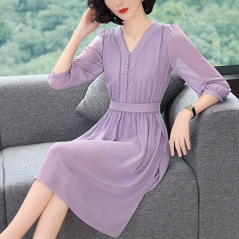 想不到!60后老妈穿这裙子，不仅洋气还忒高贵，美嫩像个小姑娘