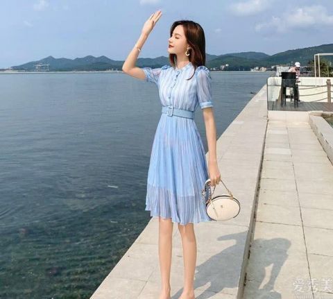  『设计方案』今年夏天很时兴的“纯色”连衣裙，配搭高跟鞋子，真是美翻了
