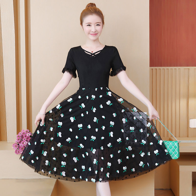 紧身展示窈窕身段，妩媚又动人，秀出你身材不可缺少的裙装