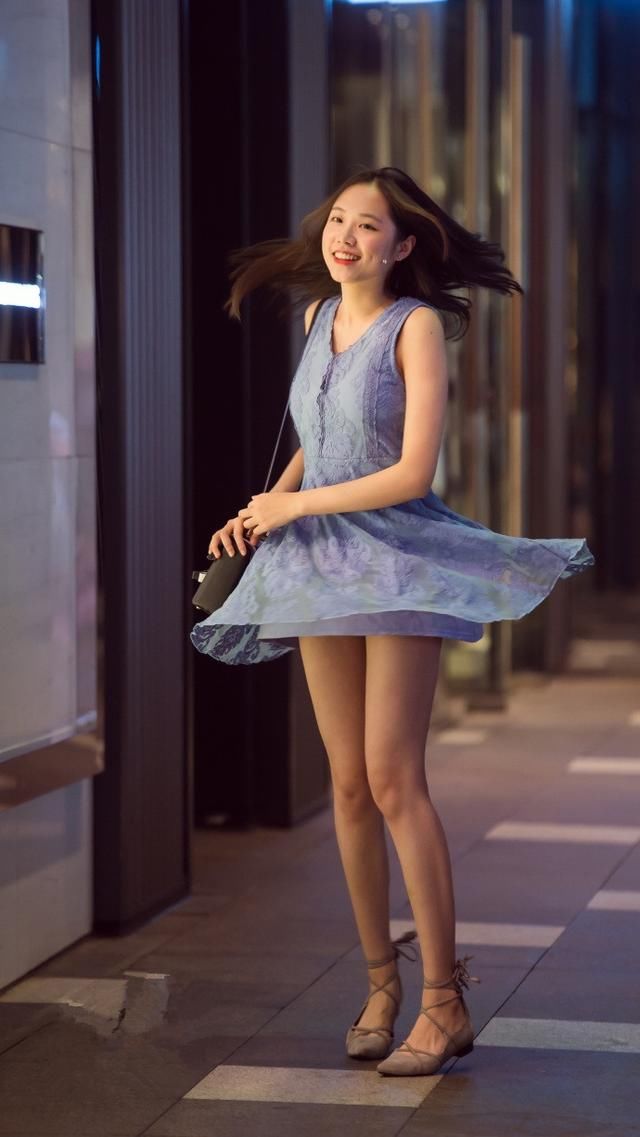 路人街拍，一件别致的连衣裙，就能让你美若天仙!