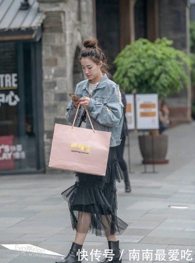  『搞定』街拍：想要做美丽的女神，一条粉红色格子连衣裙就能搞定