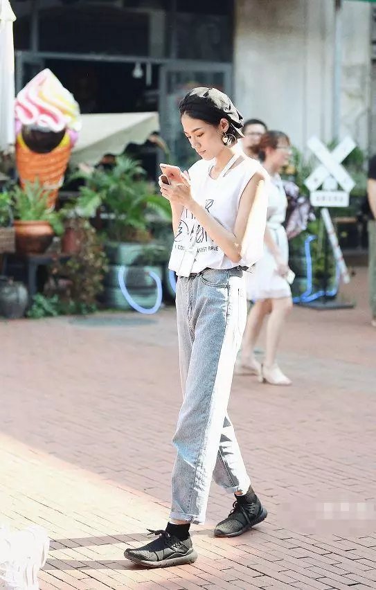 路人街拍,小姐姐半露香肩,清新又淡雅,很是迷人