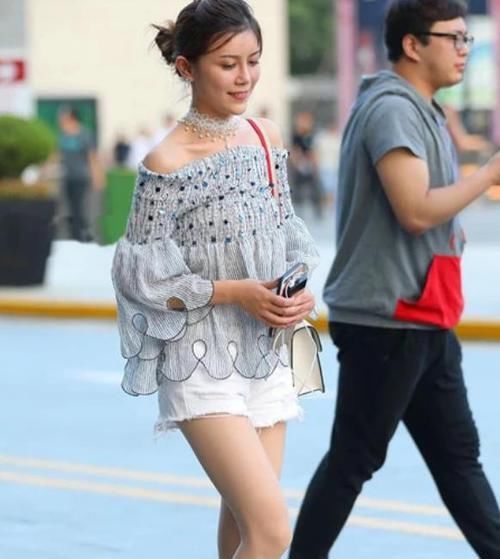  『美女』美女时尚街拍：窈窕无双的美女，一件蓝色上衣配白色短裤，青春活力气息