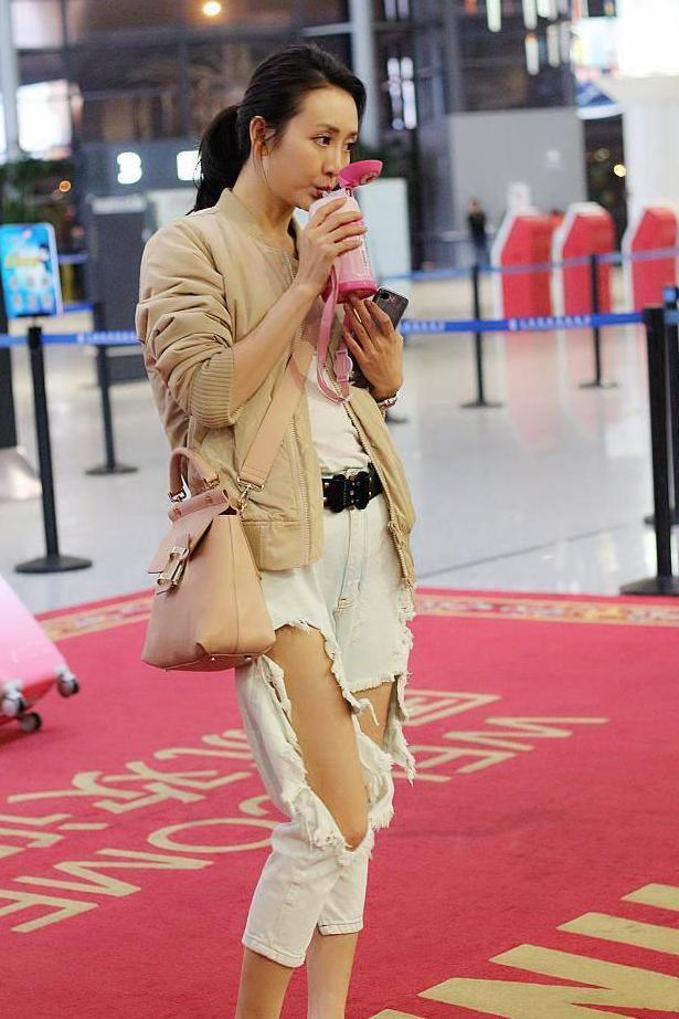 真服了王鸥，牛仔裤破成这样还穿出来，网友：送我都不要