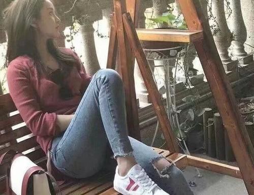 牛仔裤可能它美的不够高调，但它的时尚气质，是其他单品无可取代