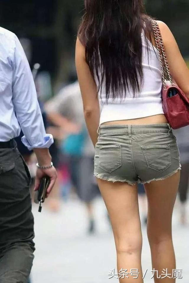 靓丽街拍：高挑短裤美女，白色吊带背心，增添了些性感魅力！