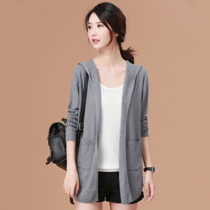 有一种秋装:叫秋开衫，35岁的美女穿气质十足，上档次特显年轻