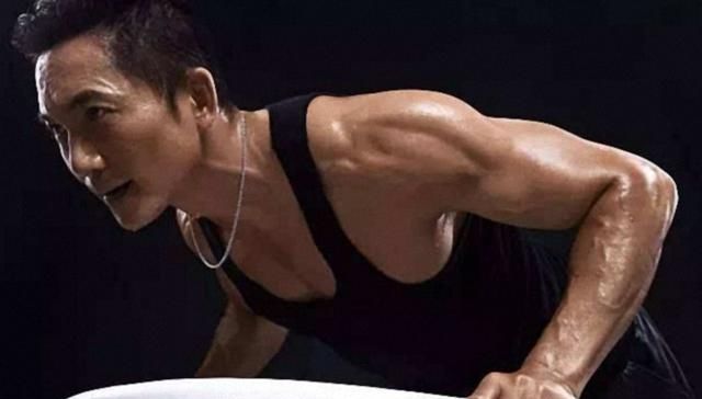 相差@与甄子丹相差4岁，与星爷玩文斗，与李连杰玩武斗，如今呢！