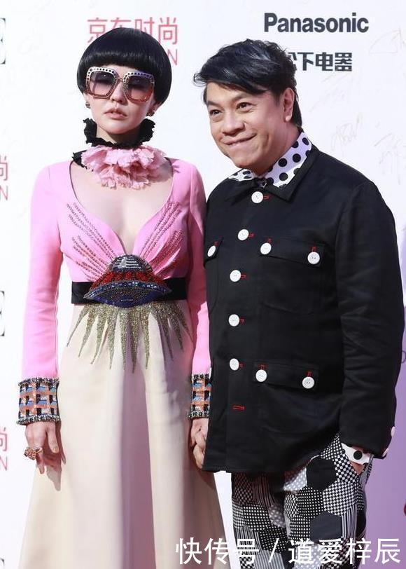 「粉色」实在看不懂小S的时尚,穿粉色连衣裙领口开很大,蘑菇头太迷了