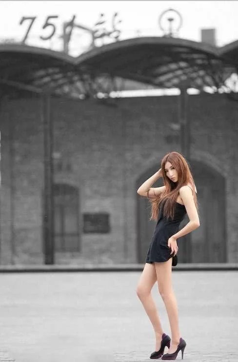 时尚性感小姐姐，黑色连衣裙展示出她完美的身材，深邃的双眸诱惑