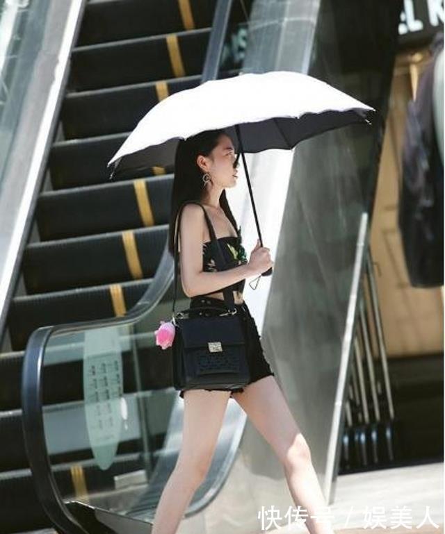 【妩媚】路人街拍,美女笑容妩媚,穿白色的休闲半袖上衣,特别有女神范