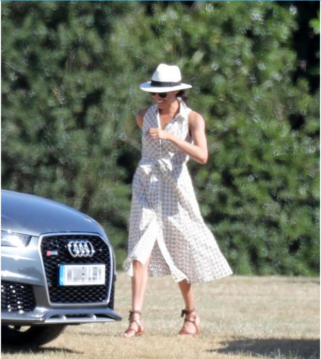 梅根看哈里王子打马球，穿镂空连衣裙秒断货，比女友时代更放松