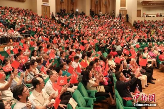  祖国@香港市民自组国庆护旗义工队 高呼“祖国生日快乐”