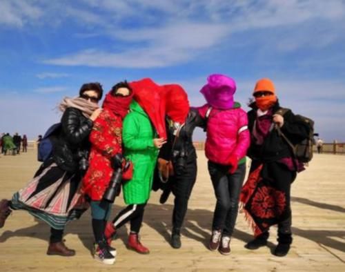 中国大妈在非洲旅行，看到地上有“玉石”想捡，导游大喊：不能捡