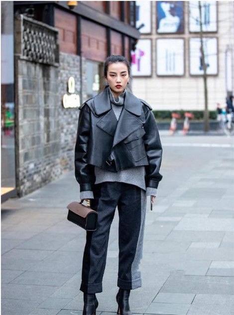 #精致#街拍:身穿红裙美女,身材小巧精致,长相清秀又美丽