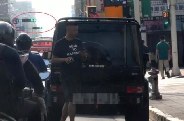 港媒曝陈奕迅买咖啡耍大牌：违法停车瘫痪交通，5块钱打发路人