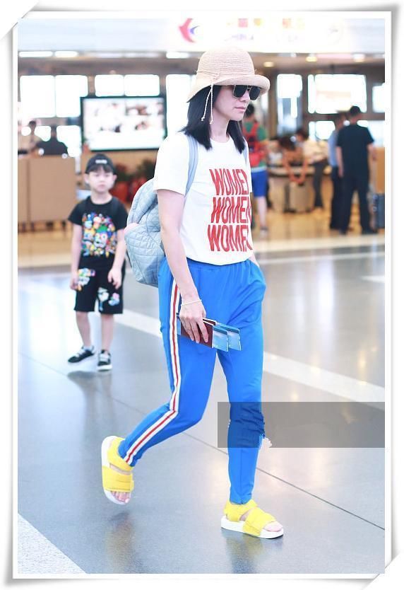 胡可43岁，佘诗曼也43岁，二人同是素颜现机场，差距竟如此尴尬？