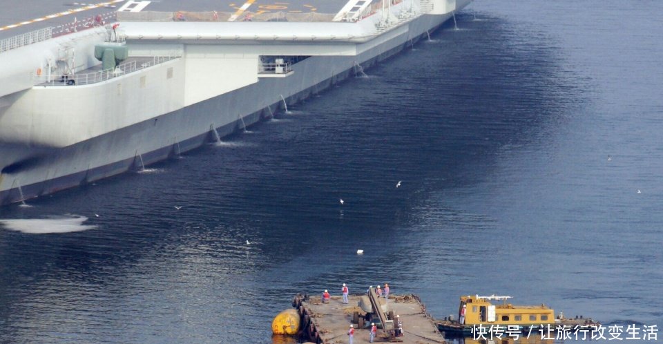 我国首艘国产航空母舰出坞