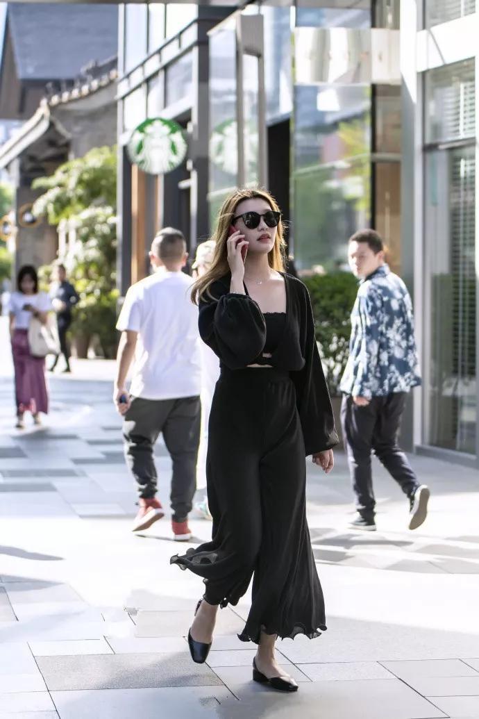  气质：街拍：小姐姐走路的姿态昂首挺胸，自带着一种自信的气质