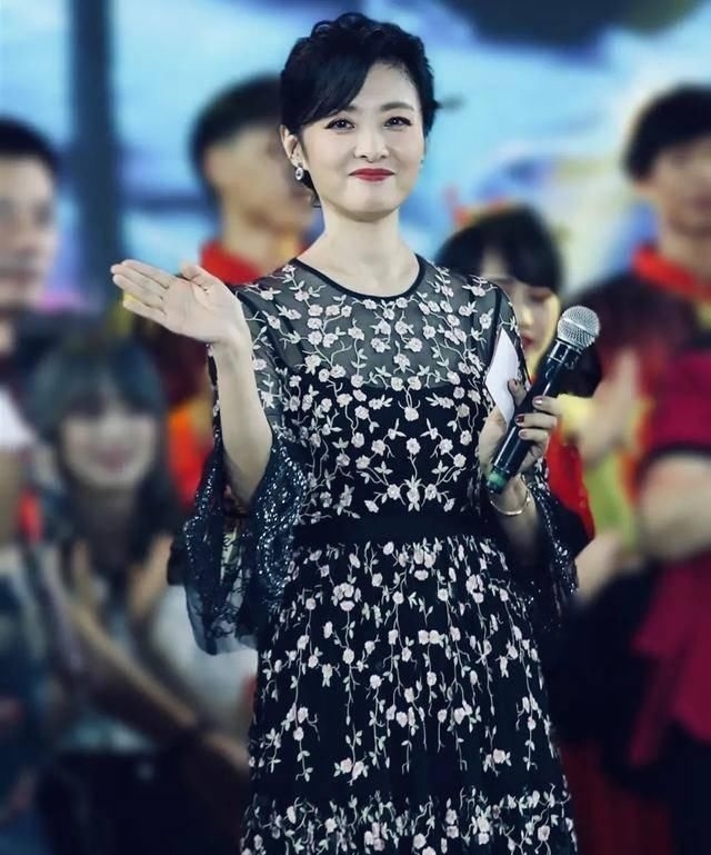  #身型#周涛真是“优雅女神”！带火各种简单搭配，都51岁还那么惊艳
