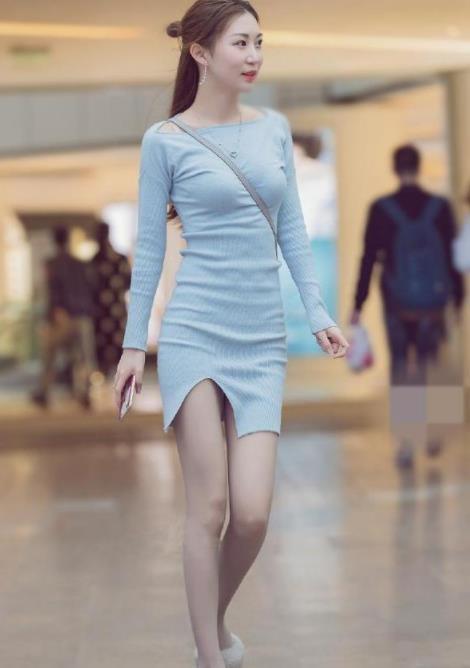  #美女#街拍：个性露肩上衣配牛仔短裤，短发美女凸显大长腿，潮流时尚