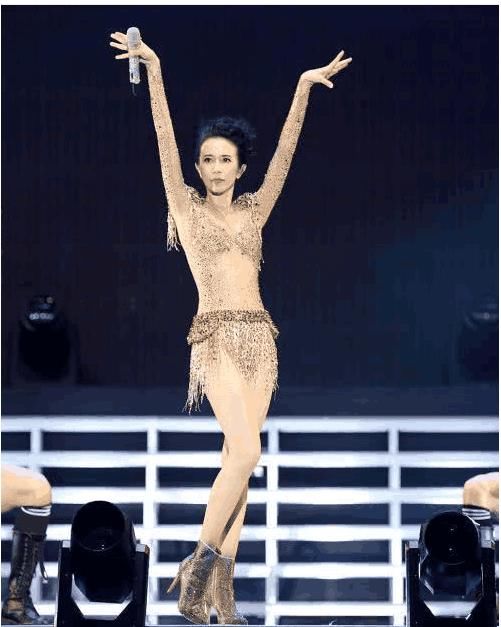 莫文蔚太大胆了，全身竟只有碎钻装饰，身材比例是真的好！