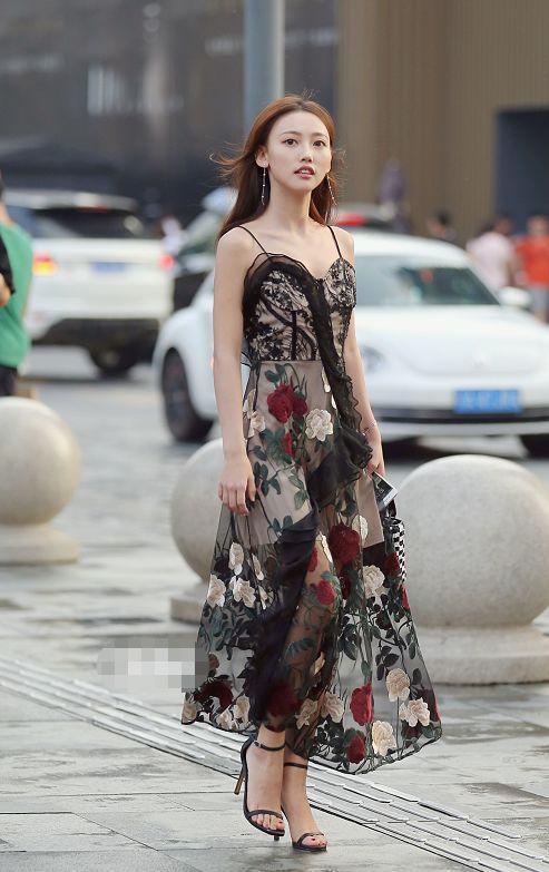 路人街拍，左边小姐姐穿的是一件印花的吊带连衣裙遮肉又显高