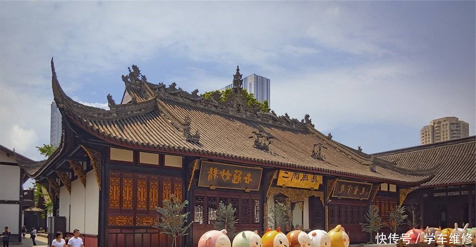 世界最大“卧佛”,横卧在山脚下面,游客不敢去拜,瘆得慌!