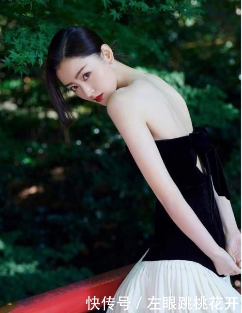 [ 看上去愈加]黑色抹胸连衣裙性感优雅，超有女人味，张天爱这身材女星里罕见